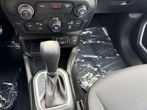 Used 2018 Jeep Renegade Latitude FWD image 17