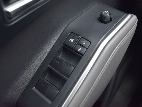 Used 2022 Toyota Highlander XLE AWD/4WD image 15
