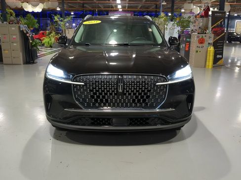 Used 2025 Lincoln Aviator AWD image 3