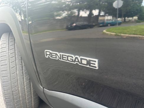 Used 2017 Jeep Renegade Latitude FWD image 8