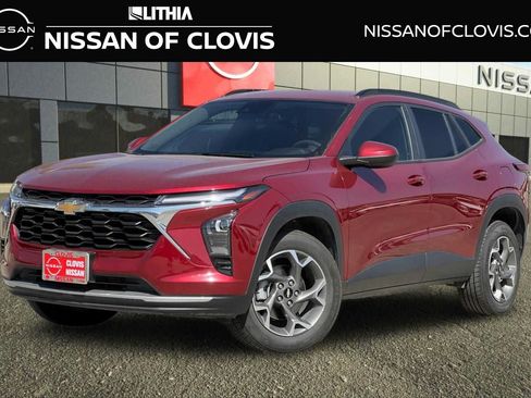 Used 2025 Chevrolet Trax LT FWD image 1