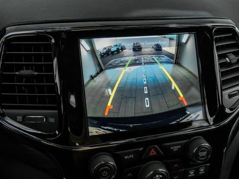 Used 2020 Jeep Grand Cherokee Laredo image 23