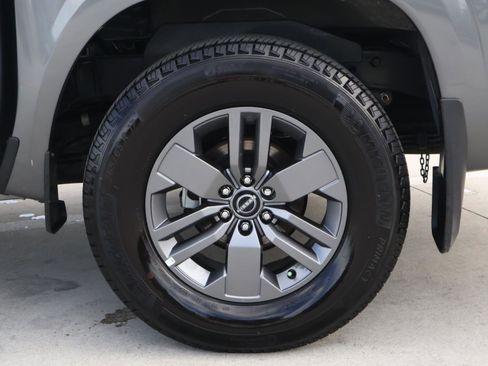 Used 2025 Nissan Frontier SV image 9