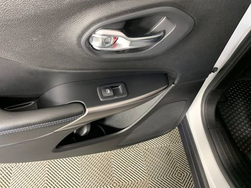 Used 2019 Jeep Cherokee Latitude Plus w/ Comfort/Convenience Group AWD/4WD image 30