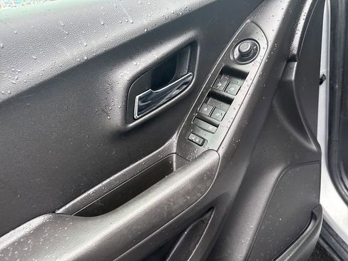 Used 2018 Chevrolet Trax LT w/ LT Convenience Package image 14