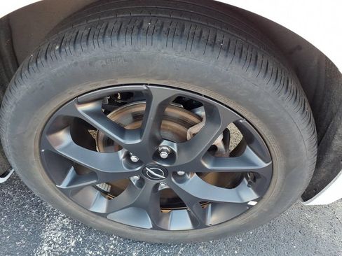 Certified 2025 Chrysler Pacifica Limited FWD image 5