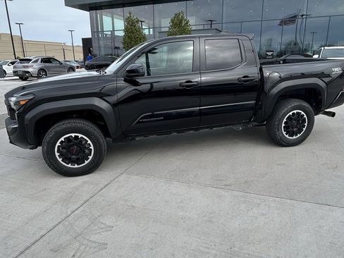 Used 2024 Toyota Tacoma TRD Off-Road image 4