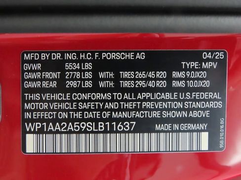 Certified 2025 Porsche Macan AWD/4WD image 34