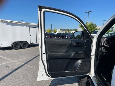Used 2018 Toyota Tacoma TRD Sport AWD/4WD image 50