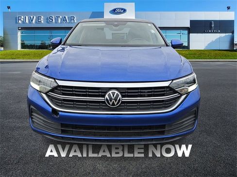 Used 2023 Volkswagen Jetta SE image 2