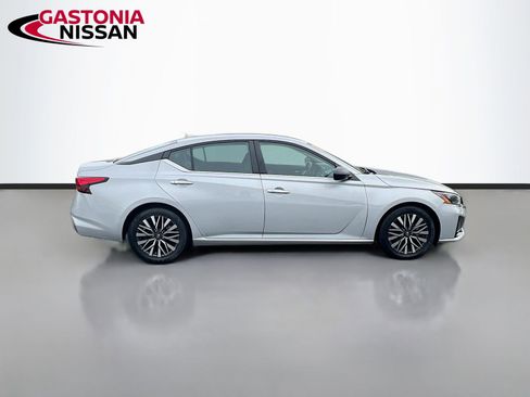 Used 2024 Nissan Altima 2.5 SV image 10