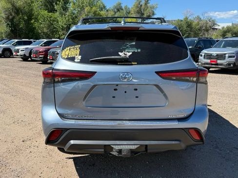 Used 2023 Toyota Highlander XLE AWD/4WD image 5