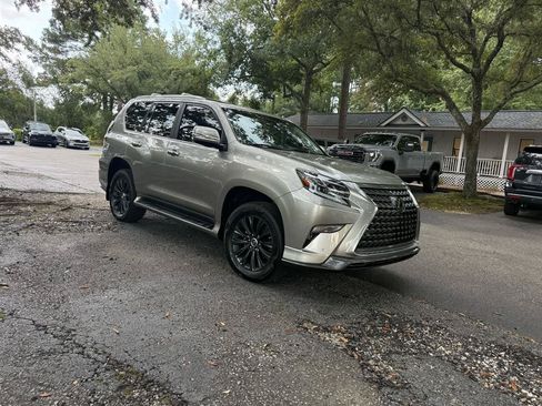 Used 2023 Lexus GX 460 Premium w/ Accessory Package AWD/4WD image 3