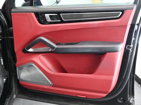 Used 2019 Porsche Cayenne Turbo w/ Sportdesign Package image 18