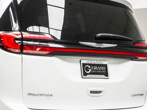 Used 2023 Chrysler Pacifica Limited FWD image 13