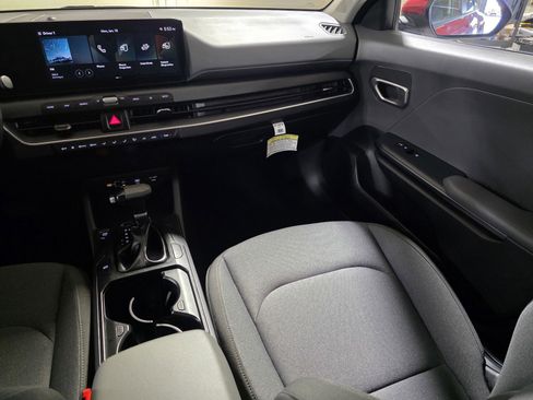 Used 2025 Kia K4 LXS image 17