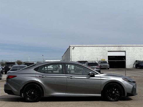 Used 2025 Toyota Camry SE w/ Convenience Package image 3