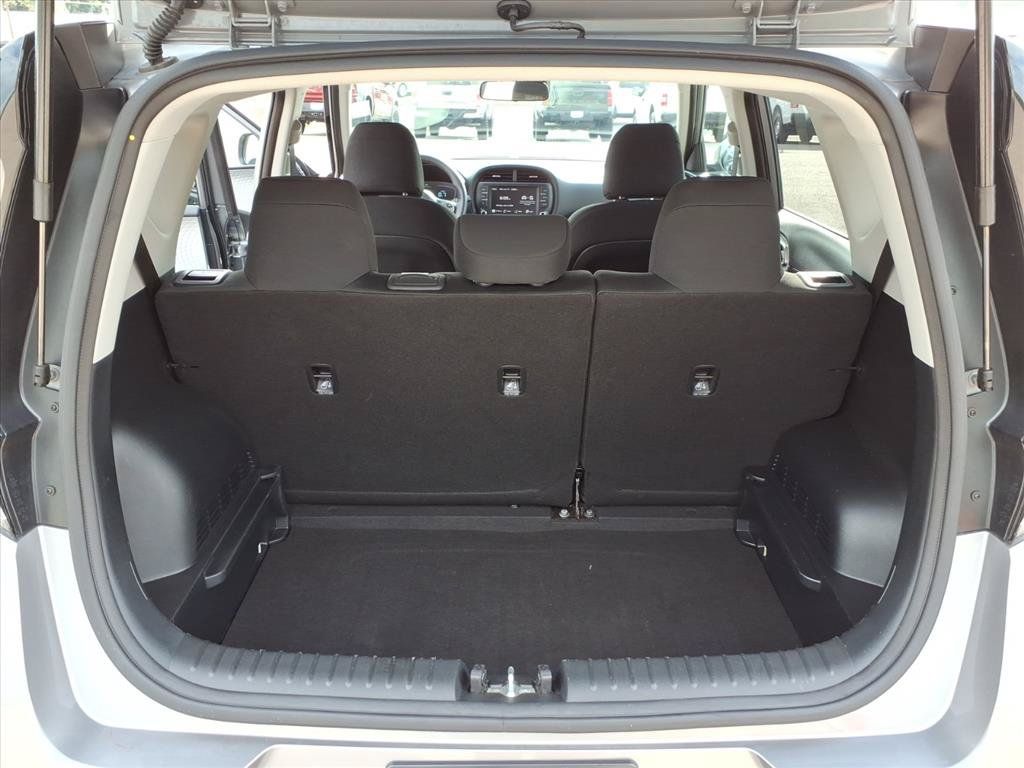 Used 2025 Kia Soul LX w/ LX Technology Package FWD image 14