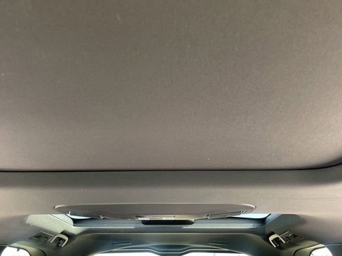 Used 2020 Land Rover Discovery Landmark AWD/4WD image 13