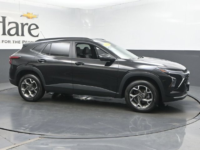 Used 2025 Chevrolet Trax LT FWD image 1