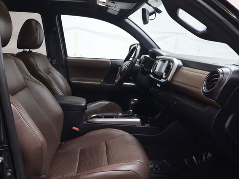 Used 2016 Toyota Tacoma Limited w/ Towing Package image 10