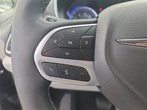 Used 2024 Chrysler Pacifica Touring-L image 31