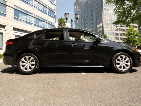 Used 2021 Toyota Corolla LE FWD image 2