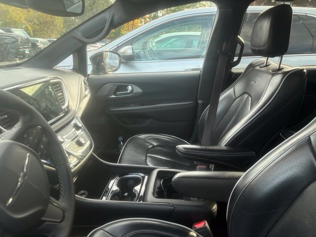 Used 2025 Chrysler Pacifica Limited FWD image 16