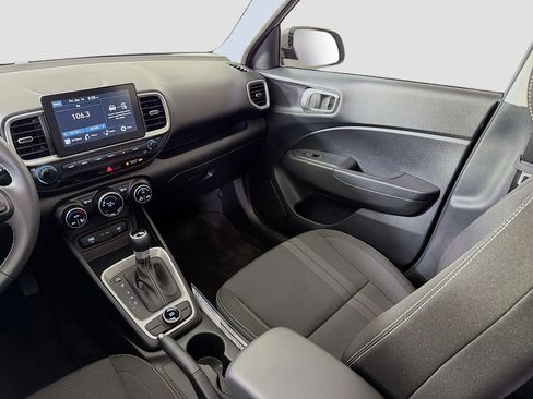 Used 2025 Hyundai Venue SEL image 25