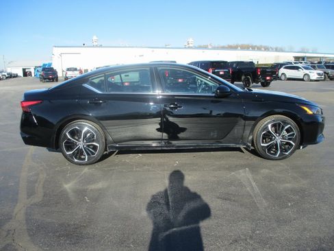 Used 2023 Nissan Altima 2.5 SR w/ SR Premium Package image 4