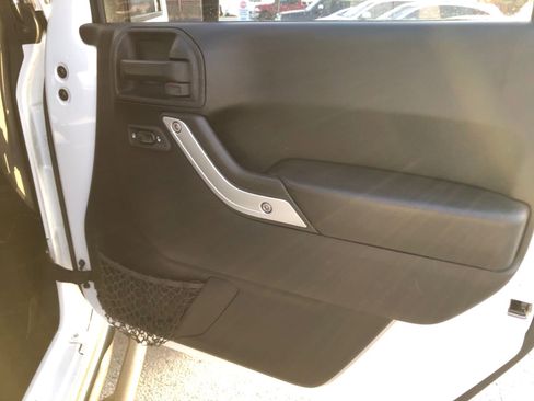 Used 2016 Jeep Wrangler Unlimited Rubicon w/ Connectivity Group image 23