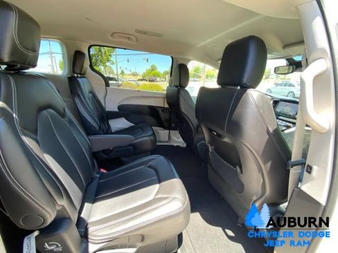 Used 2024 Chrysler Pacifica Touring-L FWD image 18