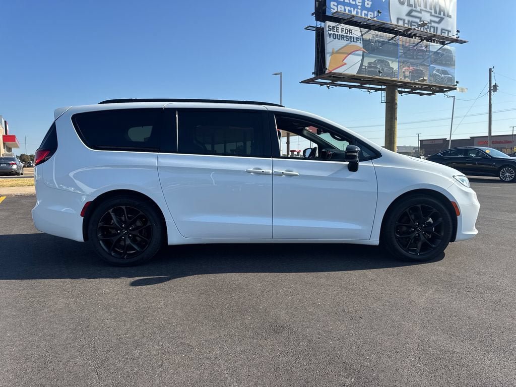 Used 2025 Chrysler Pacifica Limited FWD image 8