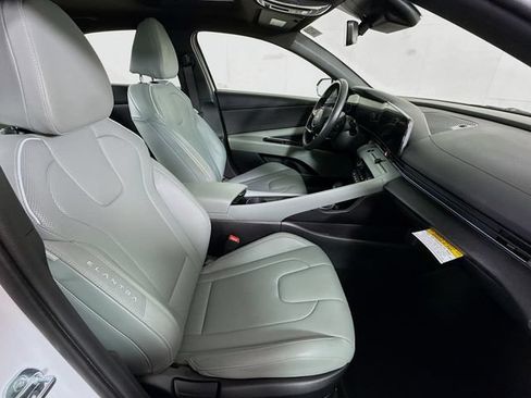 Certified 2025 Hyundai Elantra Limited FWD image 31