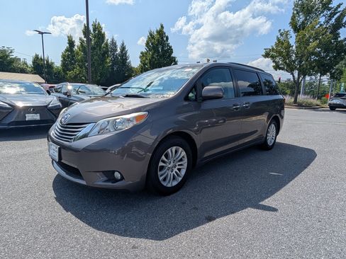Used 2015 Toyota Sienna XLE w/ XLE Navigation Package FWD image 7