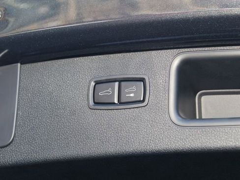 Certified 2025 Porsche Macan image 13