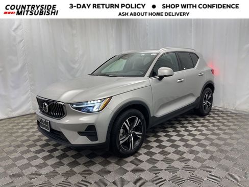 Used 2024 Volvo XC40 B5 Core image 1