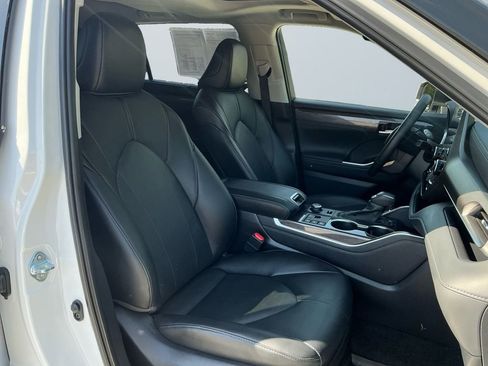 Used 2024 Toyota Highlander Limited AWD/4WD image 17