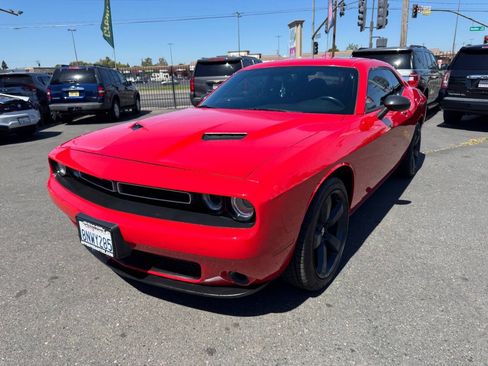 Used 2015 Dodge Challenger SXT RWD image 4