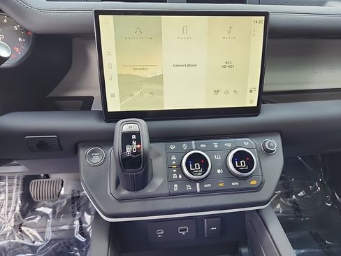 New 2024 Land Rover Defender 110 SE image 15
