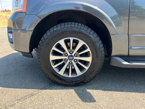 Used 2016 Ford Expedition XLT w/ Equipment Group 202A AWD/4WD image 29