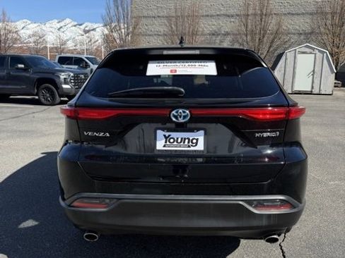 Certified 2022 Toyota Venza LE image 3