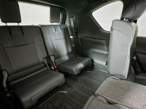 Used 2023 Lexus LX 600 4WD w/ Luxury Package image 30