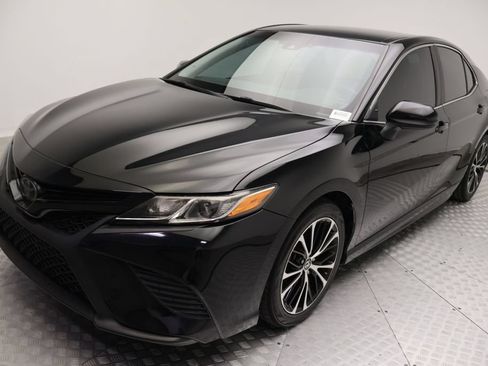Certified 2018 Toyota Camry SE FWD image 2