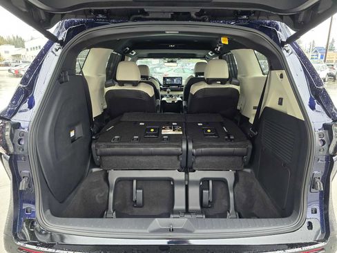 Certified 2025 Toyota Sienna Limited image 18
