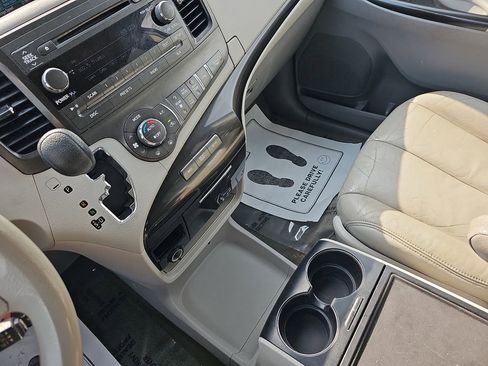 Used 2014 Toyota Sienna LE image 28