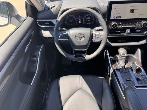 Used 2026 Toyota Highlander Limited image 19