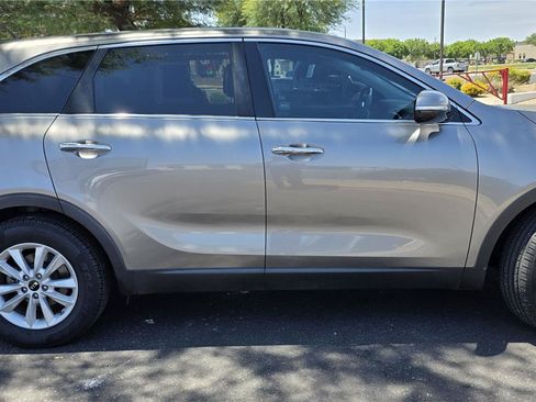 Used 2019 Kia Sorento L FWD image 4