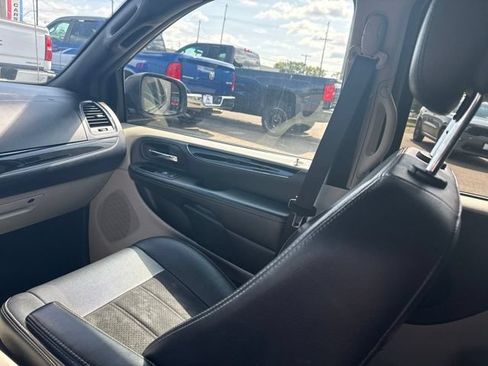 Used 2019 Dodge Grand Caravan SXT FWD image 17