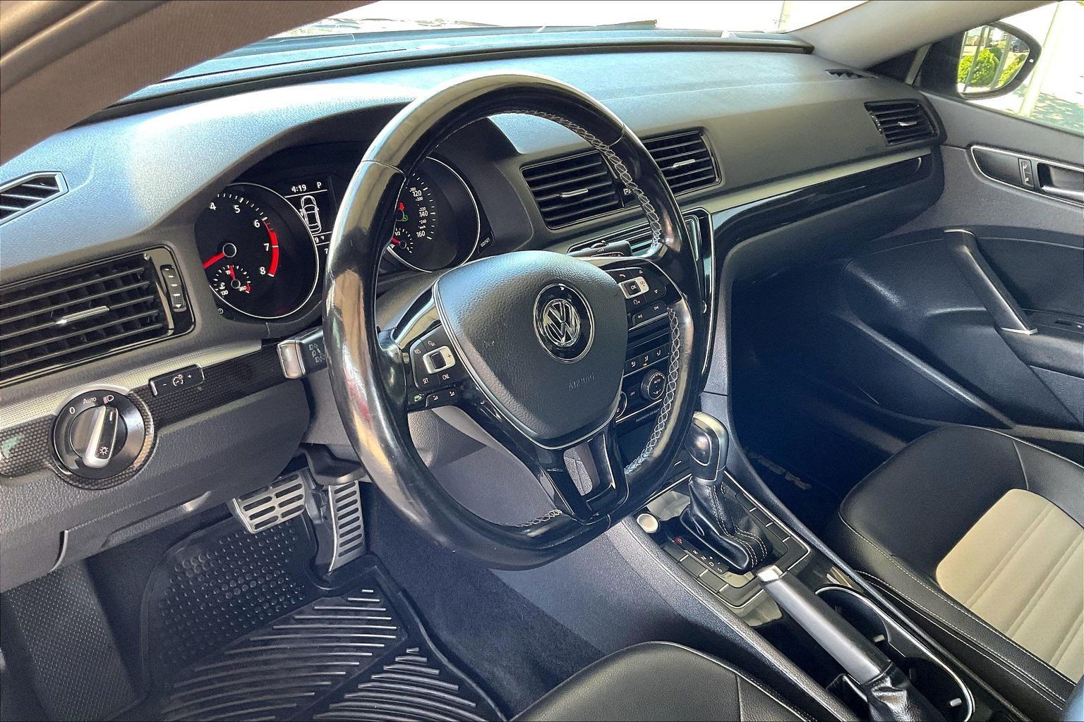 Used 2018 Volkswagen Passat 3.6 FWD image 16